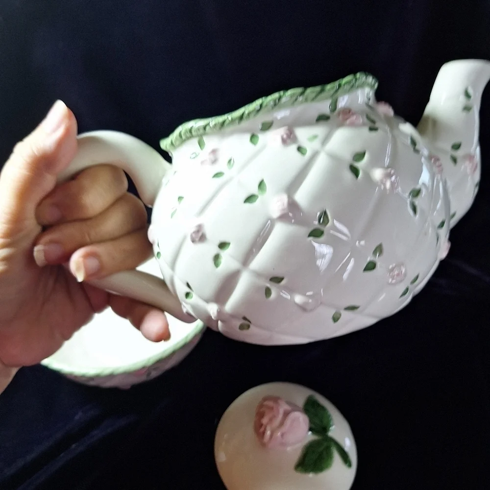 Teapot raised roses &bowl